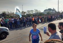 Cientos de vecinos de Chascomús salieron a la ruta 2 a protestar contra los despidos