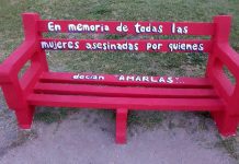 Un banco rojo en la Plaza Brandsen