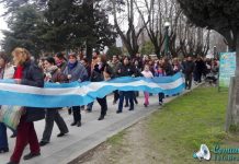 Marcha en la plaza principal en una jornada de luto para la educación pública