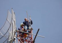 Una persona amenazó tirarse desde una antena en Jeppener. Impactante secuencia fotográfica