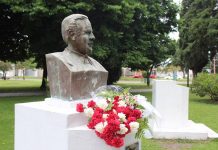 Ofrenda floral en el monumento de Raúl Alfonsín