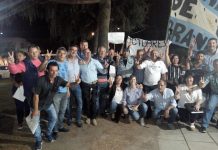 Con poco debate en el recinto y con mucha presencia política en la entrada al Concejo, la oposición dijo “no” al aumento de tasas.