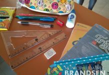 Entrega de guardapolvos y útiles escolares