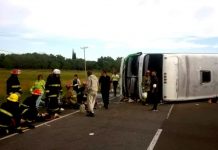 Volcó un micro con chicos en la ruta 2 a la altura de Lezama: hay al menos 2 muertos