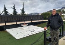 Marcelo Sita de viaje por Ushuaia, con la firme idea de Malvinizar en cada lugar donde se pueda
