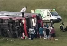 Volcó un micro de dos pisos con pasajeros en la ruta 2 en Brandsen y hay al menos dos muertos y 13 heridos