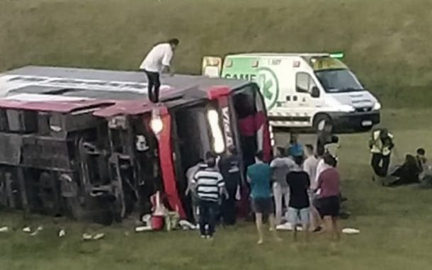 Volcó un micro de dos pisos con pasajeros en la ruta 2 en Brandsen y ...