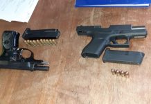 Tres personas fueron detenidas por portación ilegal de armas de guerra.
