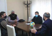 Reunión con integrante del Club de Leones por consultorio de oftalmología