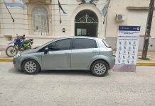 Demoraron a un joven que circulaba en un automóvil con las chapas patentes cambiadas