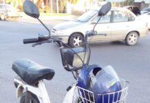 Una mujer herida tras chocar un ciclomotor y un auto