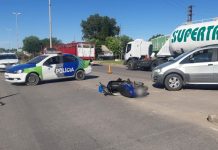 Un herido tras chocar una moto con un auto