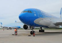 Un vuelo de Aerolíneas Argentinas parte esta tarde a Rusia a buscar las primeras dosis de las vacunas