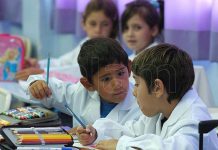 Vacunarán a docentes en febrero para que las clases se inicien «con mayor presencialidad»