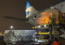 El vuelo de Aerolíneas que trae la segunda tanda de vacunas llegará antes del mediodía a Ezeiza