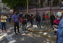 Largas filas de personas con síntomas para realizarse hisopados en hospitales