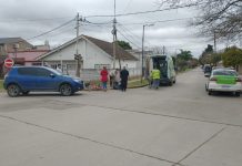 Chocaron un auto y una bicicleta frente al paso a nivel de Rivadavia