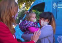 Plaza Hipólito Yrigoyen operativo de vacunación, asesoramiento sobre tarifas bajas de internet y entrega de tarjetas prepagas de Claro y Movistar.