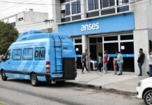 En la puerta de la ANSES el Ministerio del Interior realiza un operativo MOVIL para obtener el DNI