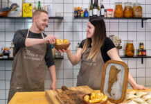 María Eugenia Viaggi tenía un local de venta de empanadas, con su papá, en Brandsen y hoy tiene un negocio en uno de los países con mejor calidad de vida