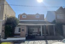 Mientras cenaban a 100 metros de su casa, les entraron y se llevaron de todo