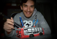 Un vecino de Brandsen es fanático de los colectivos y se tatuó uno de la Línea Oeste