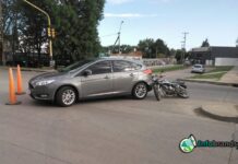 Impacto de una moto contra un auto