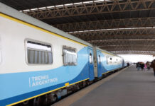 Un tren con destino a Mar del Plata fue embestido por una camioneta y debió detenerse. Ocurrió a la altura de Brandsen