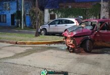 Choque entre una camioneta y un auto en Belgrano y Alberti