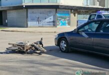 Una moto y un auto chocaron en pleno centro