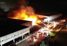 Bomberos Voluntarios de Brandsen colaboran en incendio de fábrica de alimento para mascotas en Las Heras