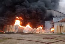 Impresionante incendio en la fábrica de baterías Jaos