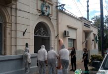 Cuatro personas estaban con una oreja gigante, se negaron a identificarse y fueron aprehendidas