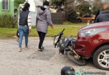 Choque en barrio La Dolly entre un automóvil y una moto