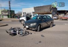 Accidente vehicular entre una moto y un vehículo Volkswagen en la intersección de ruta 215 y Pedro Hita