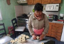 Las tapas de una empresa platense salvaron a una abuela que se gana la vida vendiendo pastelitos en Gómez