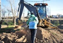 La Municipalidad contrató una pala retroexcavadora y adquirió herramientas para el mantenimiento de calles y espacios verdes