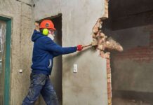 No hay plata: albañiles tiraron las paredes por falta de pago y fueron aprehendidos