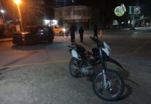 Accidente vehicular entre una camioneta y una moto. Dos personas resultaron heridas