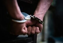 Una mujer fue agredida por su pareja y lucha por su vida