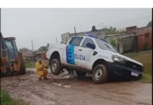 Dos patrulleros se encajaron en el barrio Santa Isabel