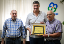La Comuna entregó una placa en reconocimiento a Bomberos