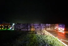 Volcó un camión en la Autopista y obstaculizó el camino toda la noche