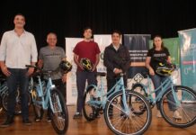 El Ministro de Transporte entregó bicicletas y cascos a vecinos