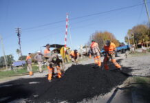 Colocación de pavimento en el paso a nivel de calle Pintos y Ruta 215