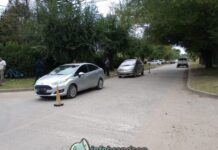 Iba a la escuela, impactó contra un auto y terminó en el hospital