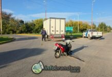 Fuerte choque entre una moto y un camión en ruta 215