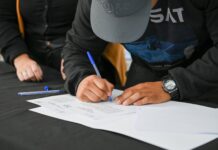 Entrega de contratos de adjudicación y actas de posesión en el Barrio Villa Coll