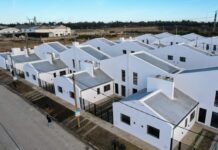 Kicillof y Magario entregaron 110 viviendas a familias de Berazategui