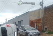 Robó un auto a mano armada, volcó y escapó corriendo: Lo buscan intensamente